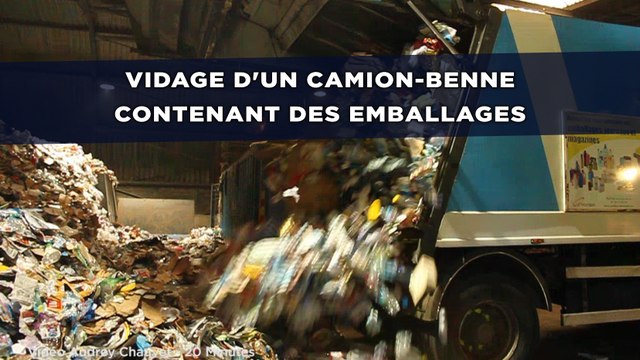 Vidage d'un camion-benne contenant des emballages
