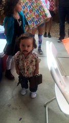 Criança vai a festa de Halloween nos Estados Unidos fantasiada como o traficante Pablo Escobar; Veja vídeo