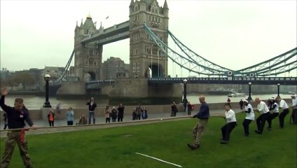 Le maire de Londres tire à la corde pour le Poppy Day