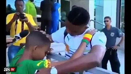 İnsanların kucağına oturma şakası - Funny videos - Komik videolar