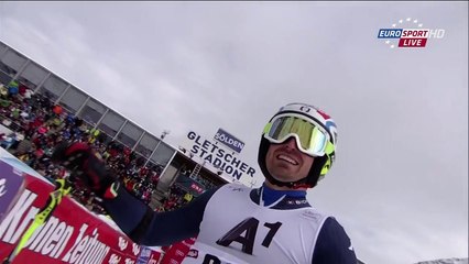 glissade d'un juge de porte pendant un slalom géant