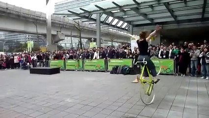 Девушка на велосипеде показала класс !