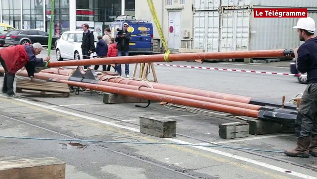 Brest. On démâte la Recouvrance