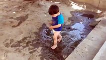 Позитив! Малыш шлепает по лужам!Mega is ridiculous! Kid splashed through the puddles!