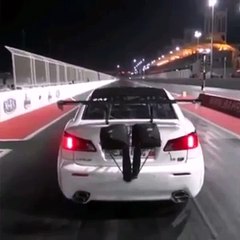 Drag Yarışında Yüksek Hızdan Uçan Araba