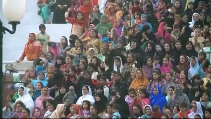 Pakistan-India border guards perform dance off near Lahore