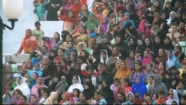Pakistan-India border guards perform dance off near Lahore