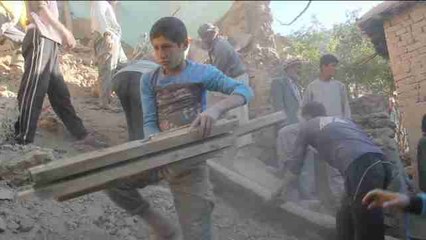 Equipos de rescate luchan para llegar a las víctimas en Afganistán y Pakistán