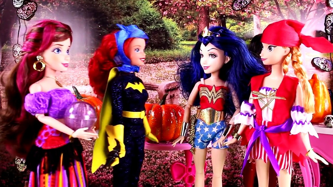Descendants Mal & Evie and Frozen Elsa & Anna’s Halloween Party. Elsa Becomes a Ghost PART