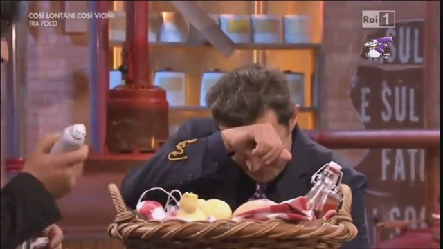 Flavio Insinna si fa tingere i capelli di blu da un concorrente di Affari Tuoi