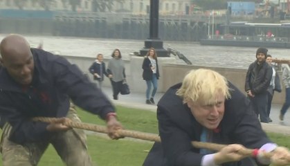 Le maire de Londres joue à la corde pour le Remembrance Day