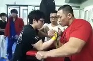 Arm Wrestling fight : David VS Goliath
