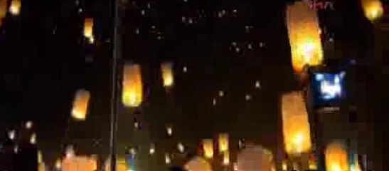 Gökyüzünde muhteşem görüntüler... Binlerce dilek balonu geceyi böyle aydınlattı