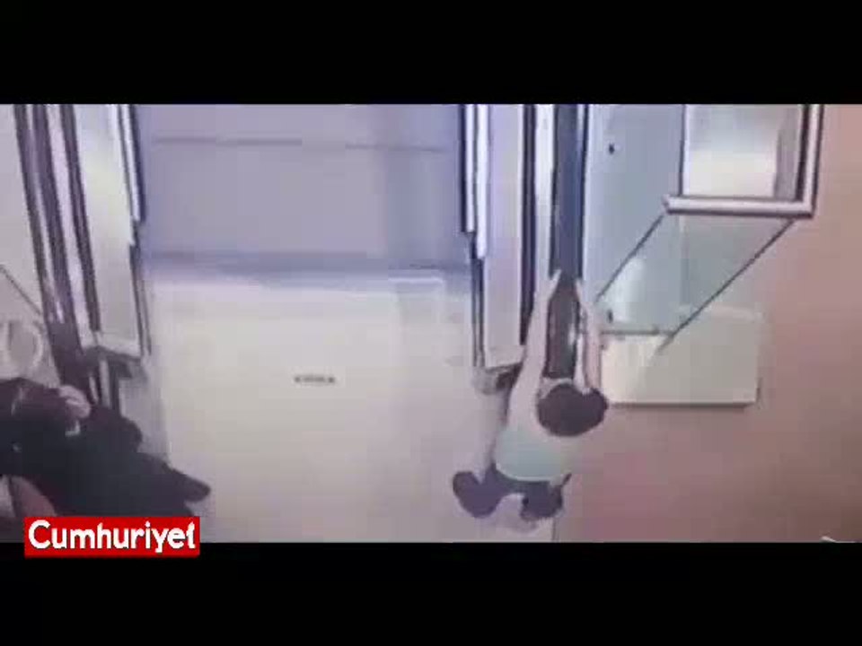 Yürüyen merdivende korkunç olay