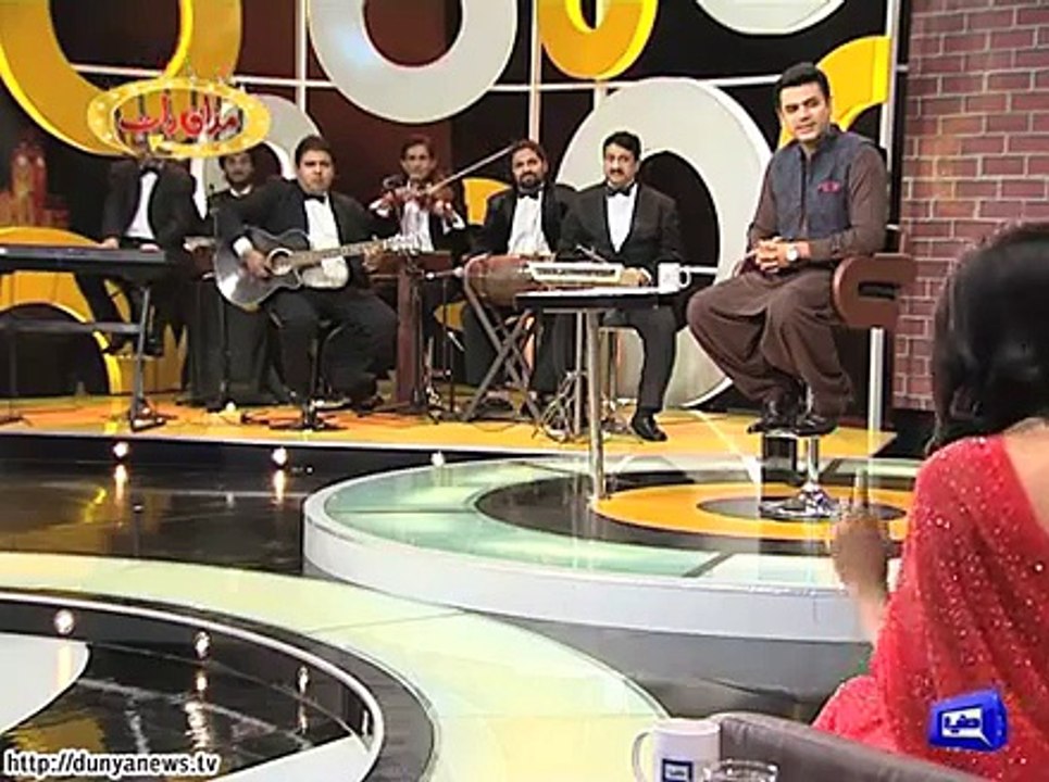 Fiza Ali sings for Mazaqraat team.
