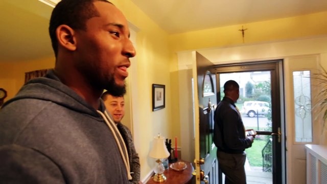 Des joueurs des Nets de Brooklyn achetent une maison à leur maman... Belle surprise