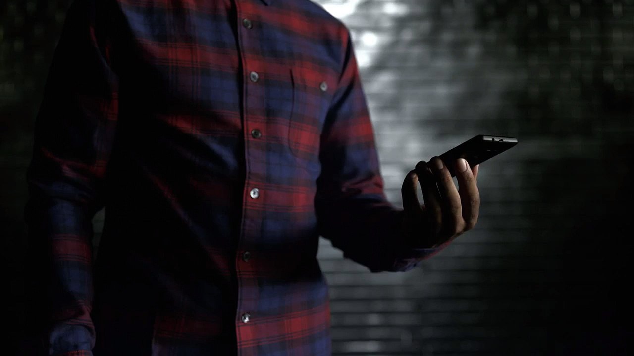 Moto ShatterShield World's First Shatterproof Screen on DROID Turbo 2