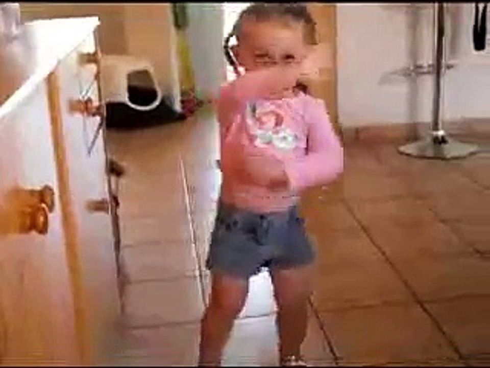 petite fille qui danse