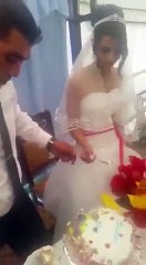 عروس معندوش وين ادور الريح...جات تفدليك عليه خطيبتو ياخي سرفقها قدام عائلتها