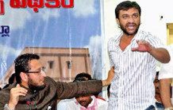 Asaduddin Owaisi Stopping Angry Akbaruddin On Shiv Sena Workers