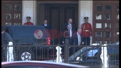 Tải video: Donald Lu dhe Vlahutin takojnë Presidentin e Republikës  - Ora News- Lajmi i fundit-