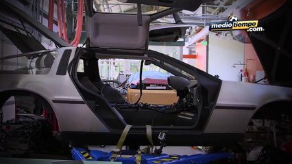 Un Delorean que hace 'drift' solo