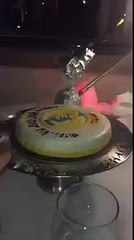 Sorprenden a Ronaldinho con una tarta de Real Madrid