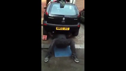 Ginásio? Isso é para meninos! Este gajo faz supino com um Opel Corsa