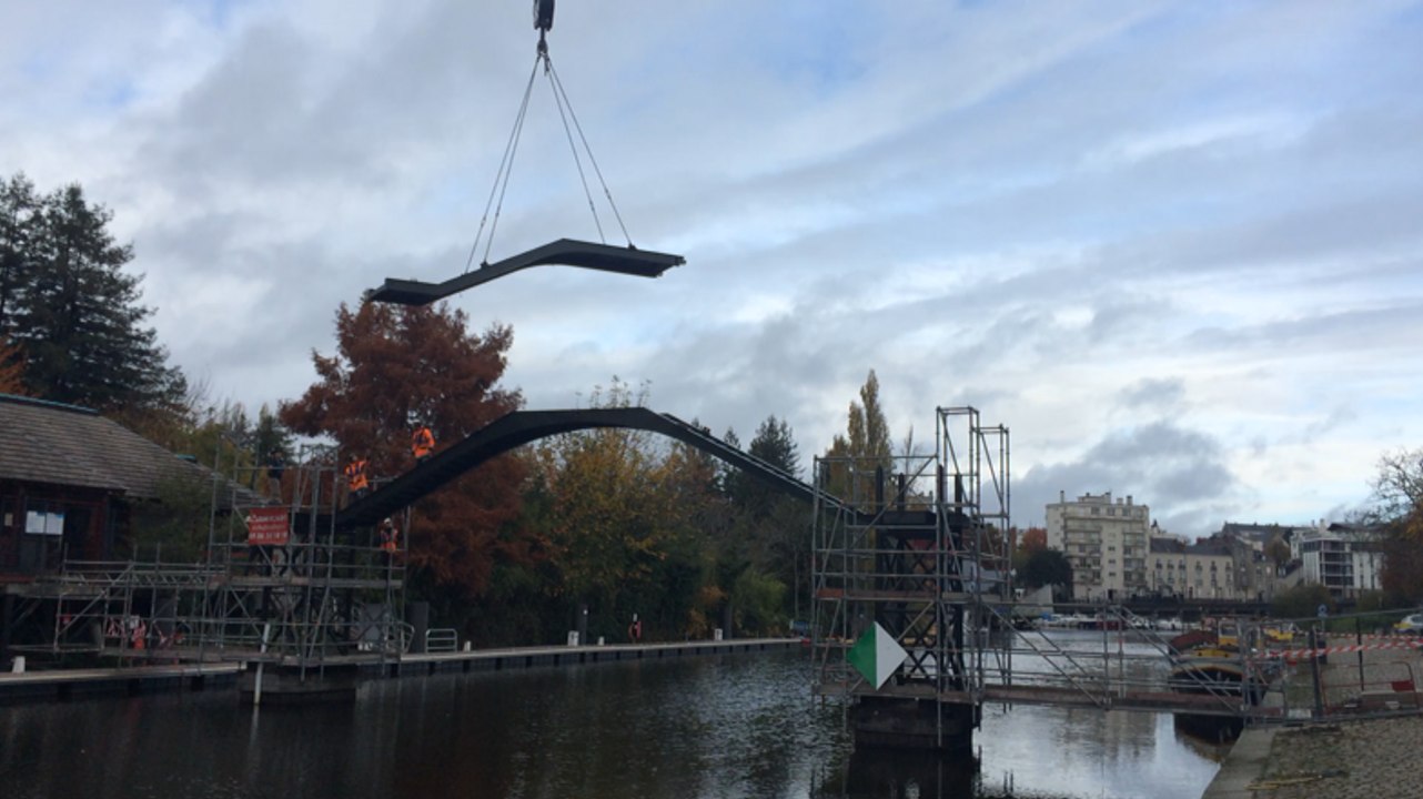 La passerelle de l'île de Versailles remontée