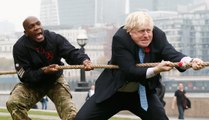 Chutes, bousculades et tacle : cinq maladresses du maire de Londres