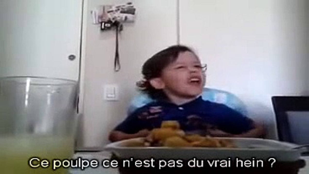 Un Petit Refuse de Manger son Repas, il Explique à sa Mère Pourquoi...