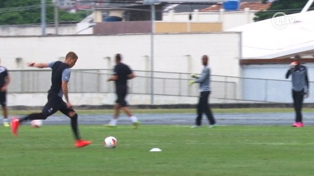 Que efeito! Joia do Botafogo quase faz golaço em treino