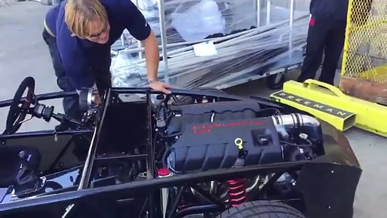 Dá para acreditar que estes gajos construíram um Kart como um motor de um Corvette C6?