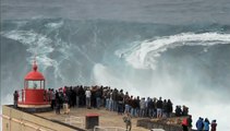 Le surfeur Sebastian Steudtner à Nazaré (Portugal)