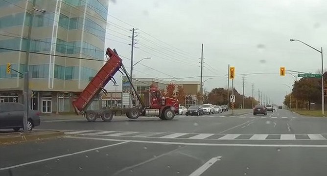 Camion vs câbles électriques