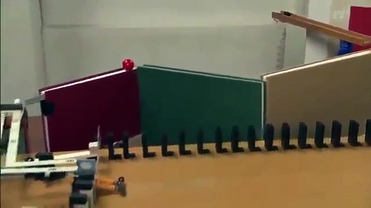 Genial efecto dominó: la gran aventura de una pelota en busca de sus hermanas