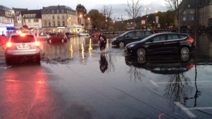 Début de l'inondation du parking Quai d'Aiguillon