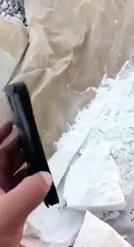 استغفر اللہ موبائل کے کوور پر قرآنی آیات ...اس ویڈیو کو زیادہ سے زیادہ شیئر کریں تاکہ مسلمان احتیاط کر سکیں