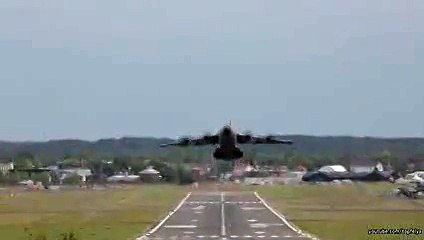 Airbus A400M performs a highly unusual manoeuvre for a transport plane