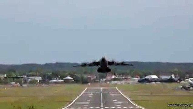 Airbus A400M performs a highly unusual manoeuvre for a transport plane