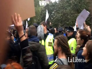 Des manifestants pro et anti-réfugiés défilent dans les rues de Prague