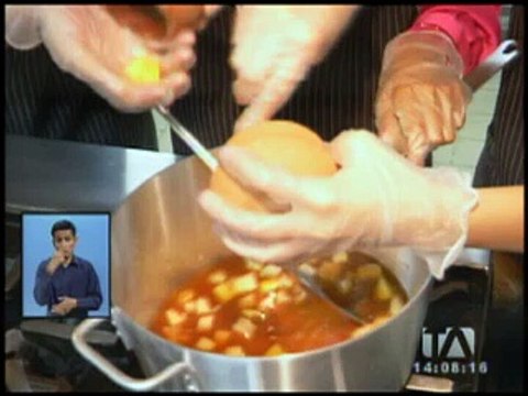 Candidatas a reina de Quito hicieron guaguas de pan