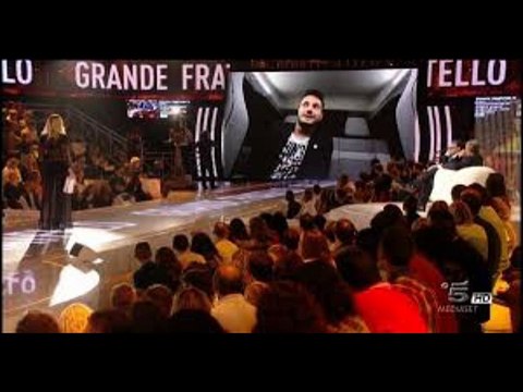 Grande Fratello 14, Simone si spoglia davanti alle telecamere