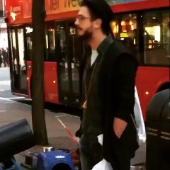 شاهد الفنان سعد المجرد يرقص على موسيقى أحد المتسولين في أكسفورد
