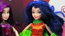Disney Toys Fan - Descendants Evie and Mal Halloween Surprise Pack.