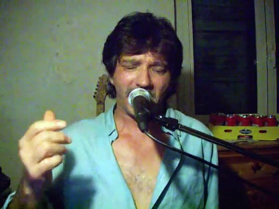 Thierry chantonne Téléphone la bombe humaine