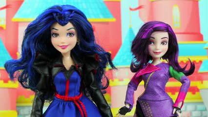 Disney Toys Fan - Mal and Evie Make Cupcakes & Brownies with the Magic Mixer.