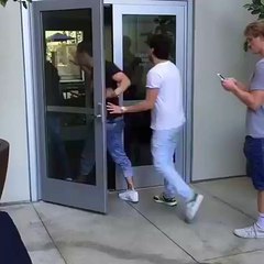 Siêu hài - Ai đã từng vừa đi vừa nhắn tin