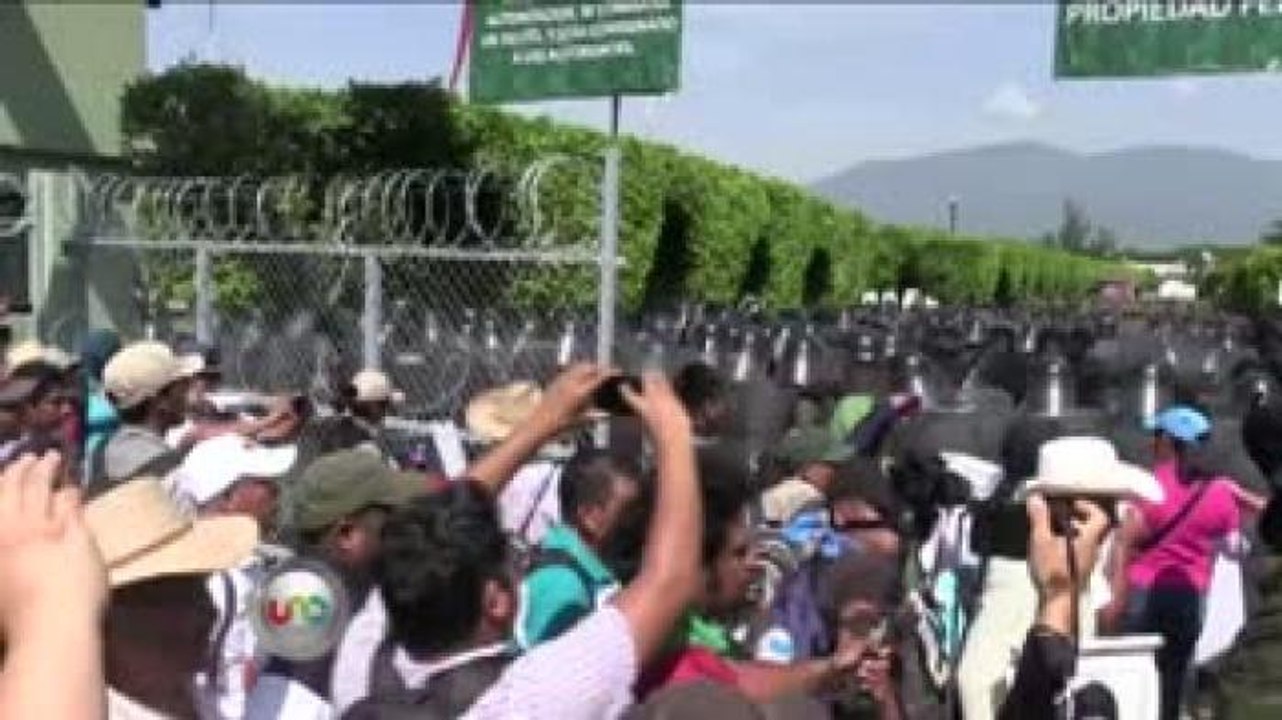 Irrumpen familiares de normalistas de Ayotzinapa a cuartel militar