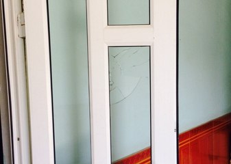 Nghệ An: Cựu chiến binh chống tham nhũng bị “khủng bố” bằng đá, chất nổ, bát hương, nải chuối